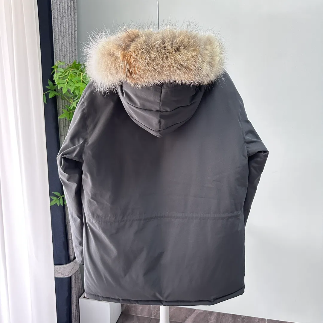 P700 CANADA GOOSE｜Canada Goose Expedition Parka｜Classic upgrade New 08 style Color: graphite gray, off-white, black, pink, navy blue, sky blue, Size: XS, S, M, L, XL, XXL, Product introduction Loose fit, multi-pocket design Larger size for free movement. 6 exterior pockets: 4 reversible front pockets, zippered side entry. There is a practical pocket on the left sleeve and a top pocket on the right sleeve. There is a drawstring on the inside of the waist and a logo patch on the back. The waist is designed with an inside drawstring, which can be adjusted to provide excellent warmth. Woven grab straps at upper back with “Expedition” logo patch • Hood with removable zipper trim, interchangeable hood trim for personalization and added protection (this jacket is not available with the classic hood trim) • Chin protection element has a tricot inner fabric for softness and comfort • Woven grab straps at upper back with “Expedition” logo patch • Internal drawstring at the waist, adjustable to provide excellent warmth •Snap-in rib knit cuffs for added comfort and optimal heat locking in •Stylish hanging inner straps allow the jacket to be carried over the shoulder, hands-free •Stowaway nylon stretch snow skirt for added protection •Two-way zipper covered fly with Velcro® snaps that unzips from the bottom for increased range of motion and breathability. A windproof fly is designed under the zipper for an extra layer of protection. • 6 exterior pockets: 4 two-way pockets on the front with top flap and Velcro® snaps, and zippered side entry. Utility pockets on left sleeve and right sleeve with top flap and velcro® snaps Internal pockets: 1 zipped pocket, 2 mesh drop-in pockets Embroidered Canada Goose logo